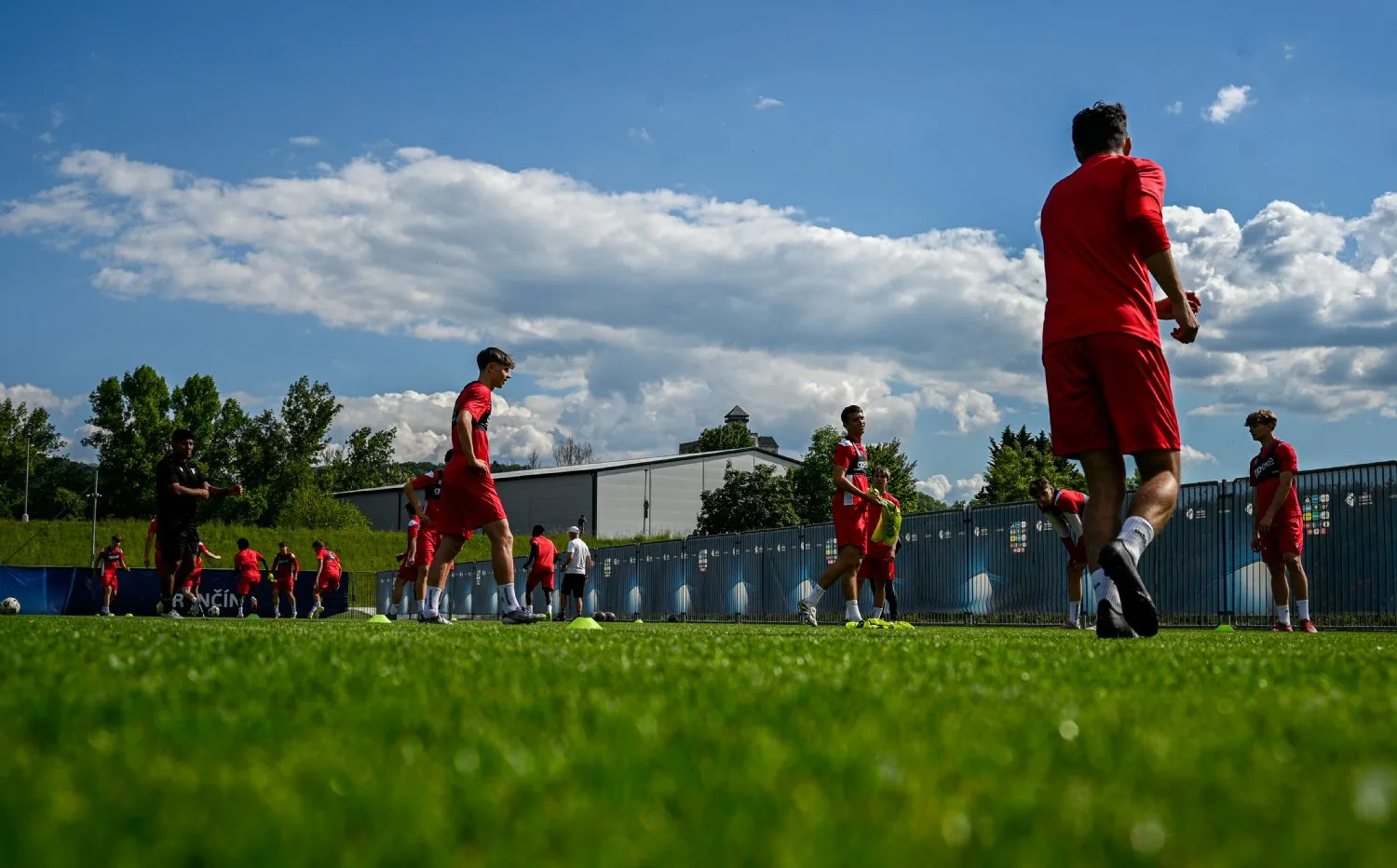 Fanzóna otvorená dve hodiny pred výkopom